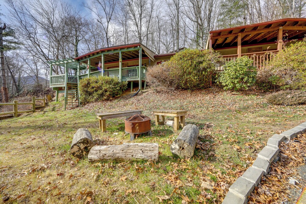 Walk to Golf Course, Mtn-view Maggie Valley Duplex