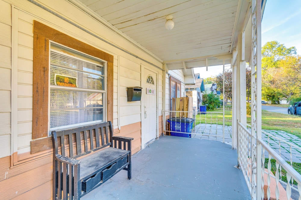 4 Mi to Dtwn Little Rock: Studio w/ Porch