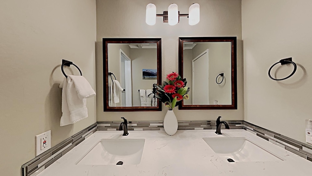 Spacious 2 BR Units at 1849 Condos With Free Pool, Parking & Wifi