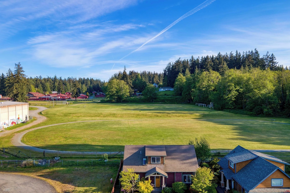Sunny Backyard, Fireplace, Coastal Access in Peaceful Neighborhood Near Shopping