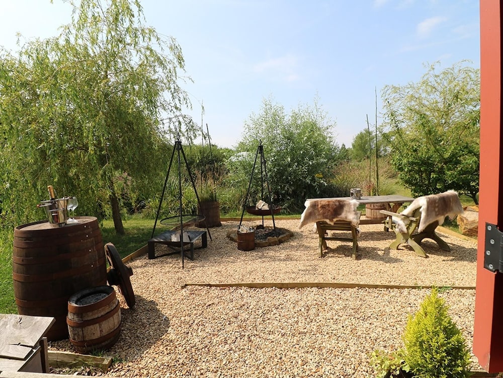 Shepherds Hut-wellnessspa-woodburner- Hottub-wifi