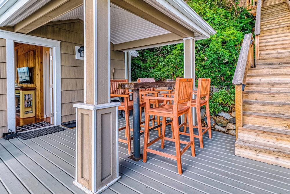 2 BR Beachfront Cottage w/ Grill & Expansive Deck