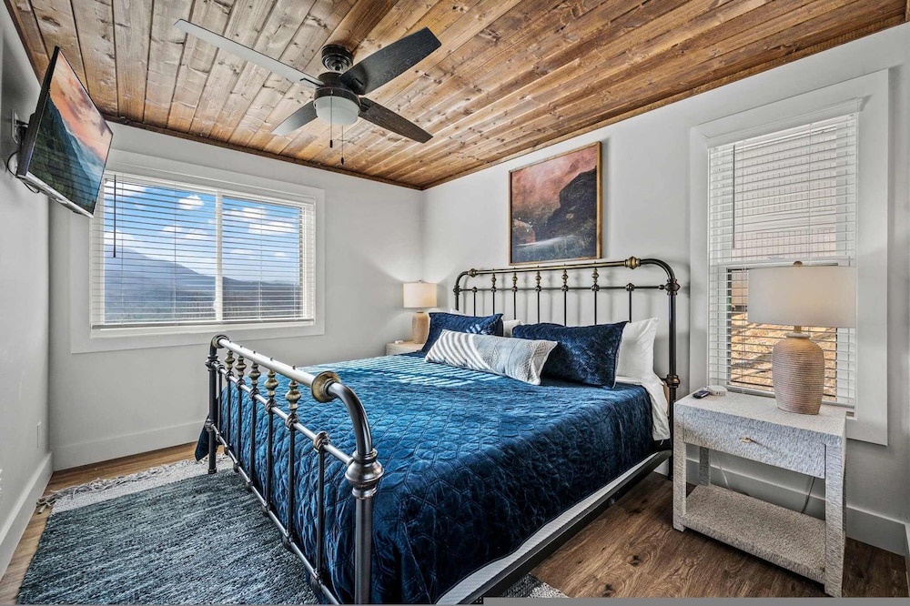Luxe Condo - Mountain Views - Pool Hot Tub Sauna