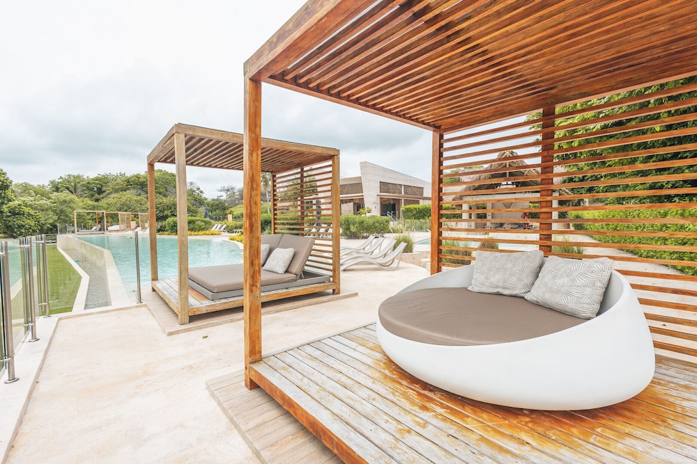 Bright Villa w Pool Outdoor Grill