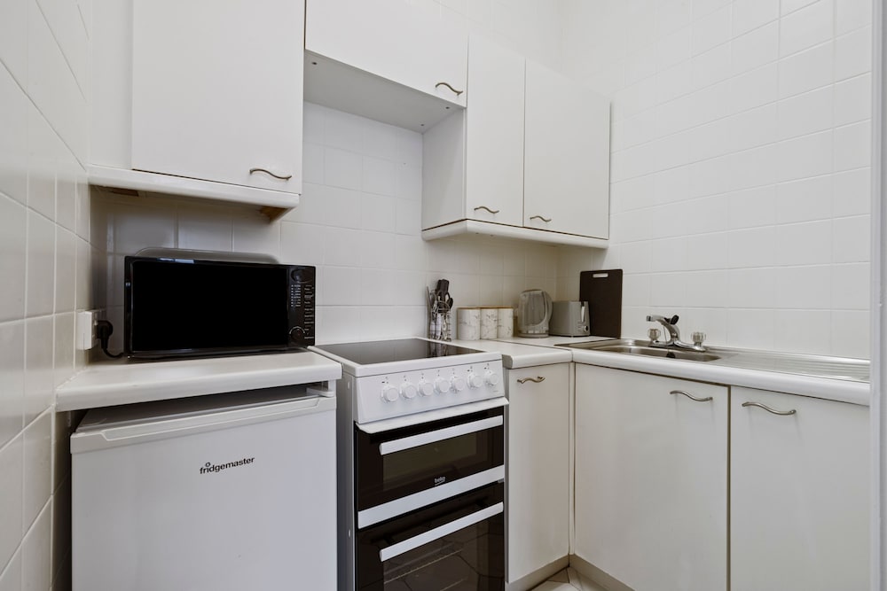 Tenby Studio Apartment - Stroll to Beach and Town
