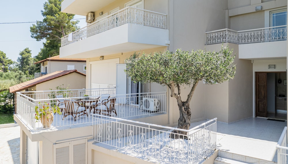 Malibu Studios & Apartments