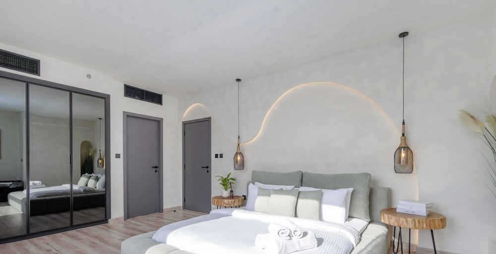 LUX Contemporary Marina View Suite 7