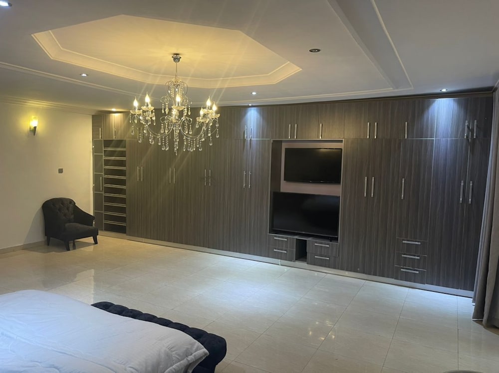 Lovely nb 3-bed House in Opebi view 3