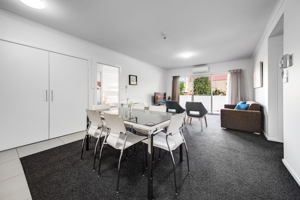 Spacious 2-bed Conveniently by Lake Tuggeranong