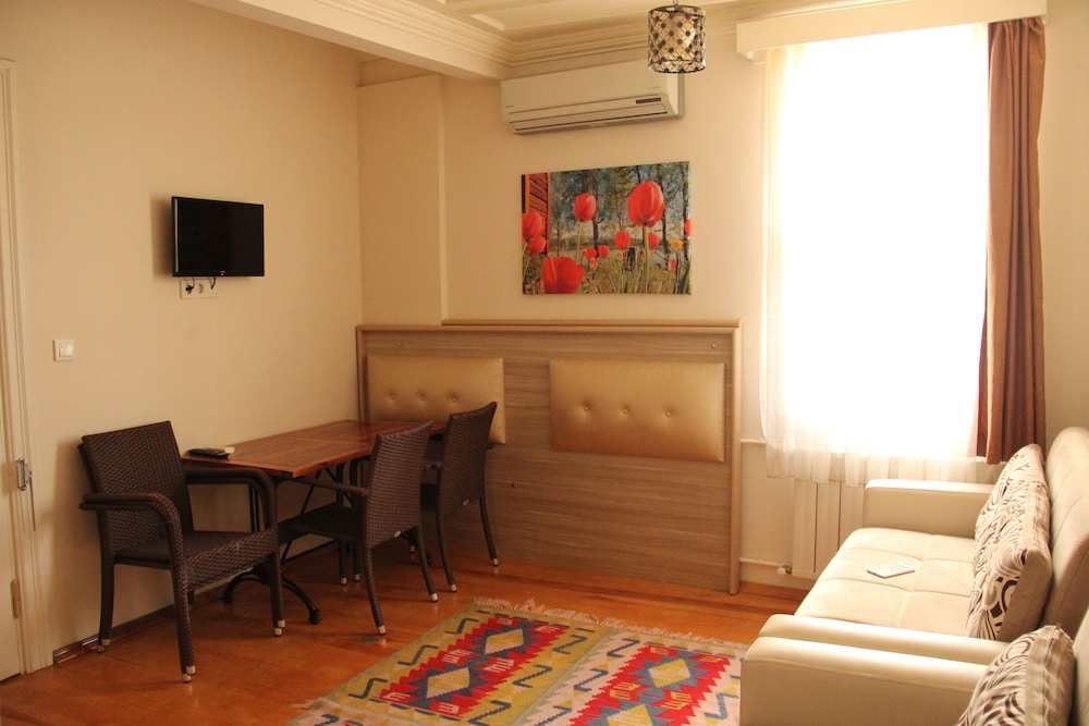 Jasmine Daire - Image 25