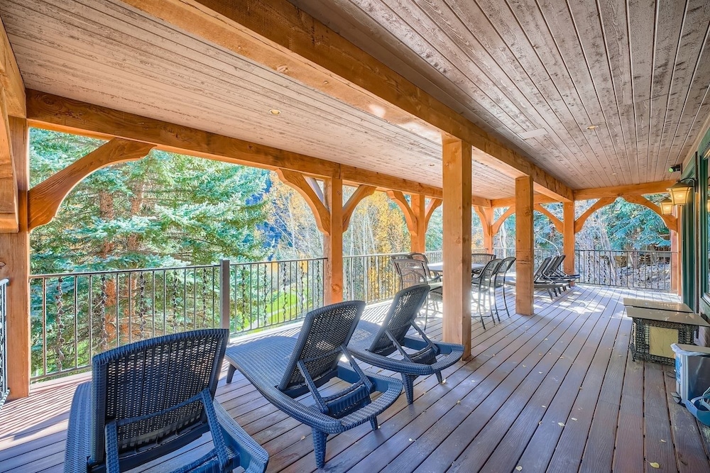 Fairway Drive Retreat 6 Bedroom Home