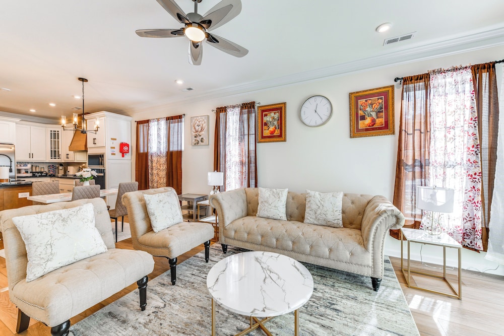 12 Mi to Dtwn Richmond: Spacious Home w/ Deck!
