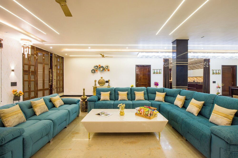ELIVAAS Ivory Estate Pet-friendly Farm