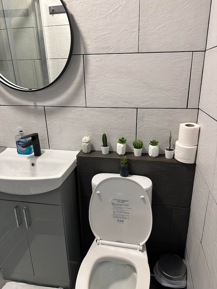 Studio Sleeps 3 - Outdoor Space - Pet Friendly