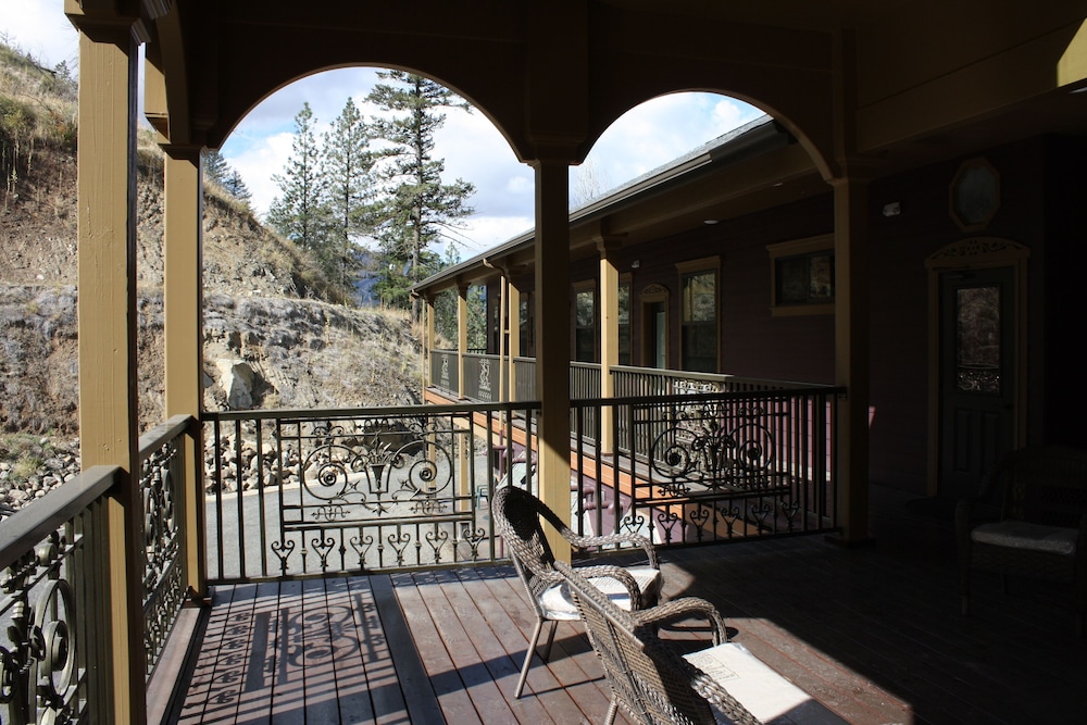 Hearthstone Elegant Lodge by the River
