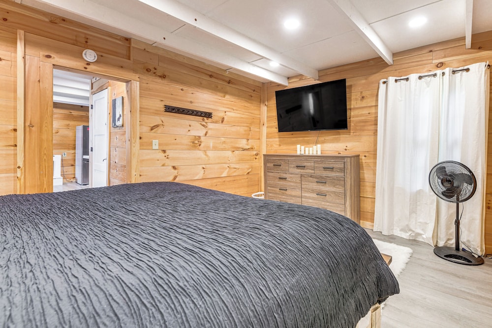 Glamping Getaway at Lake Carmi Cabin!