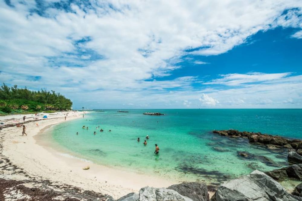 Bahamian Reed by Avantstay Walk to Everything! w/ Community Pool Month Long Stays Only