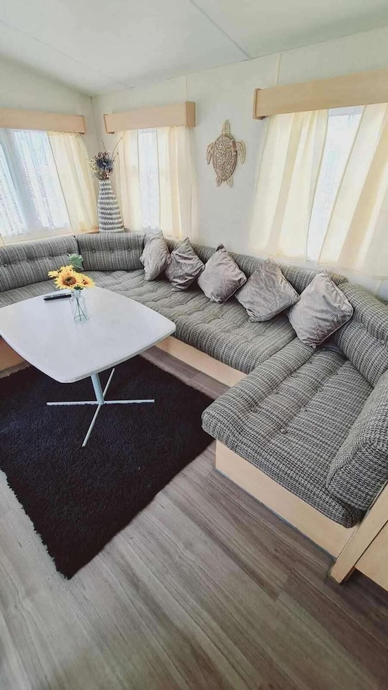 3-bed Cabin, Sleeps 6 With Pool & 5 Mins to Beach