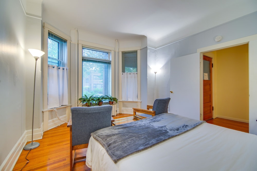 Historic Townhome in Oak Park w/ Backyard! view 3