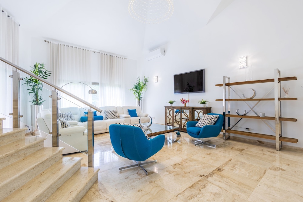 Villa Desiree 5BR Cocotal Luxury Villa Pool Maid