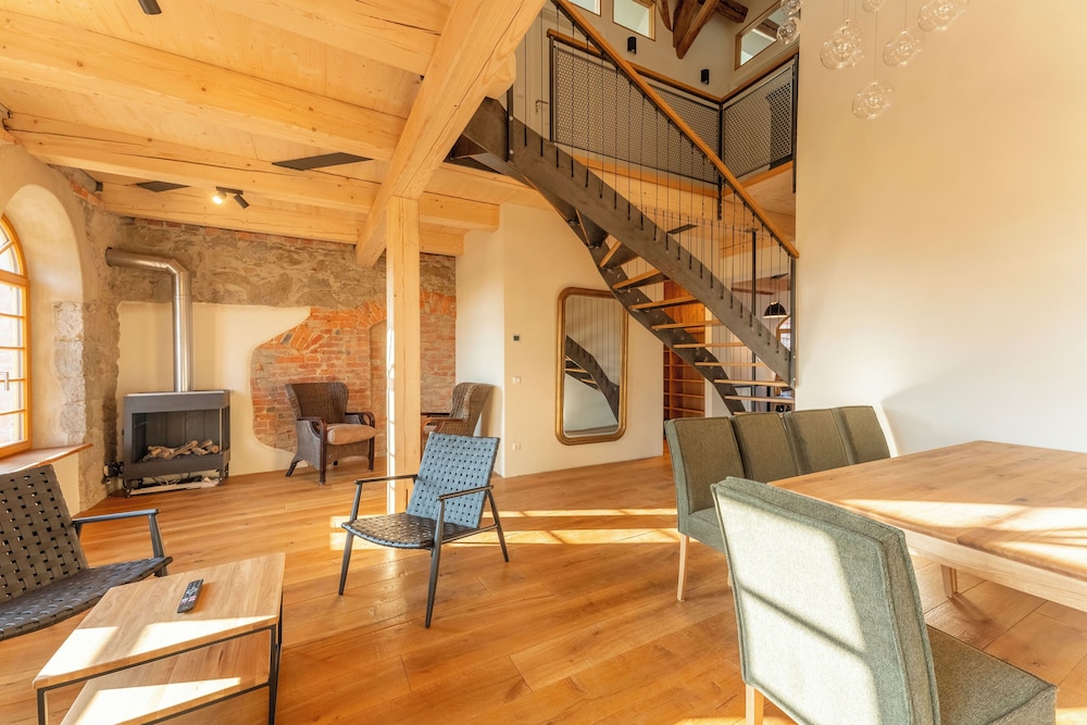 HexenburgbeiDresden 4 Zimmer Architektengaleriewohnung mit Whirlwanne, Kamin und Balkon - Nähe Sächsische Schweiz