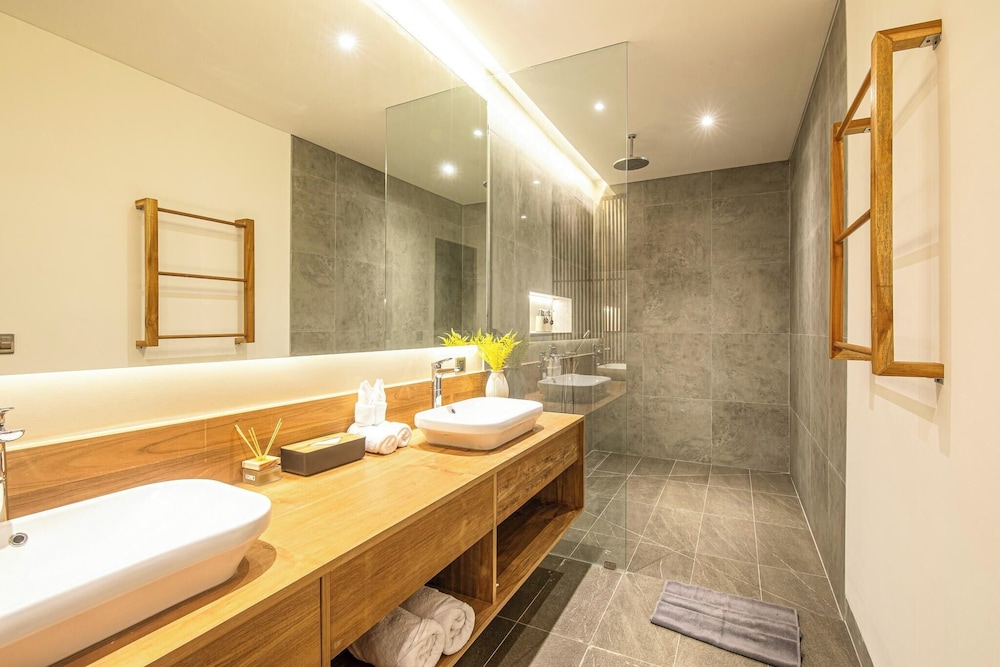 Elegant 6BR Canggu Villa Steps From the Ocean
