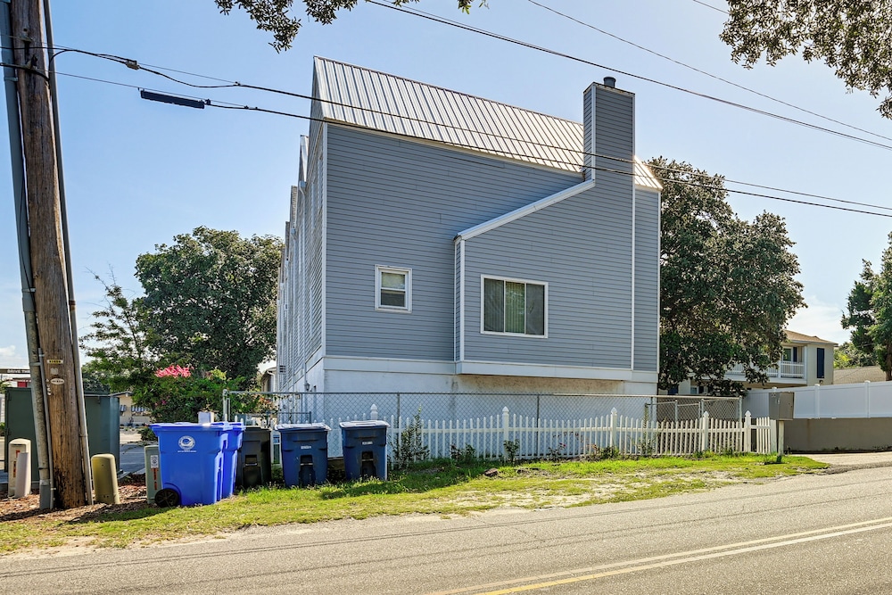 Steps to Sand: Walkable Condo in Myrtle Beach!