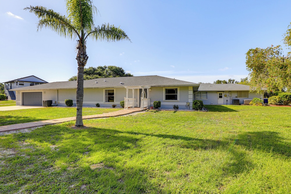 Sunny Sarasota Stay: Screened Pool + Pet Friendly