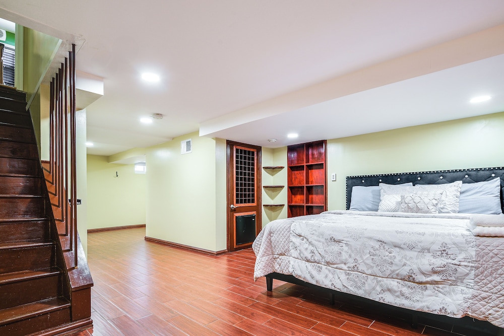11 Mi to Downtown Baltimore: Middle River Townhome, photo 9