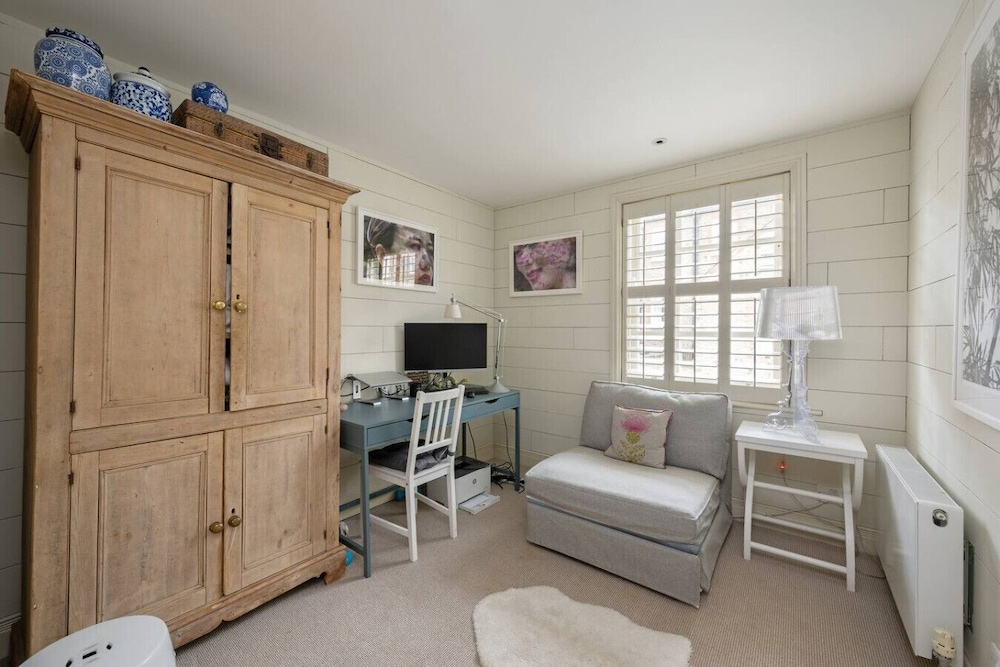 3-bed Home w Private Parking Fairytale Garden