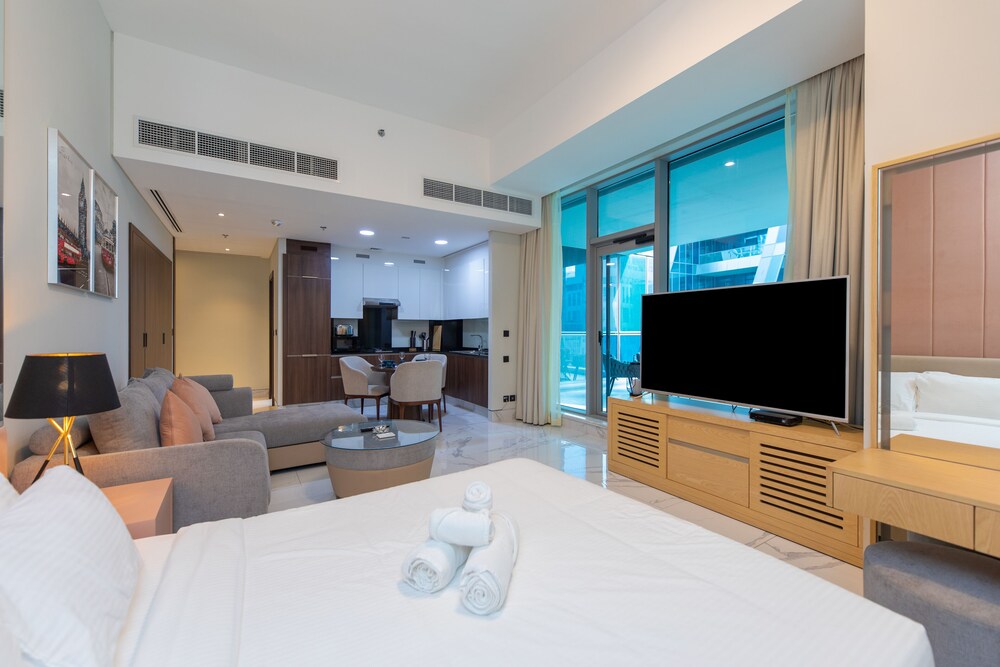 SIMPLY COMFORT Urban Chic Suites in J One Tower City & Canal Views