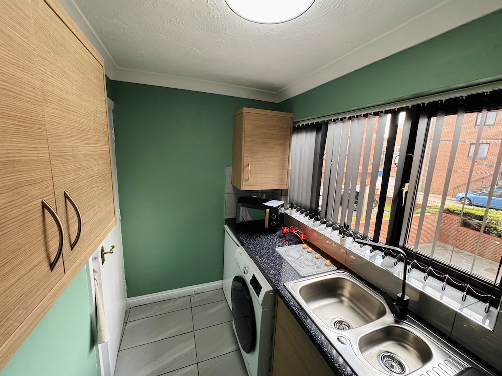 Stunning 2-bed Apartment in Gosport view 5