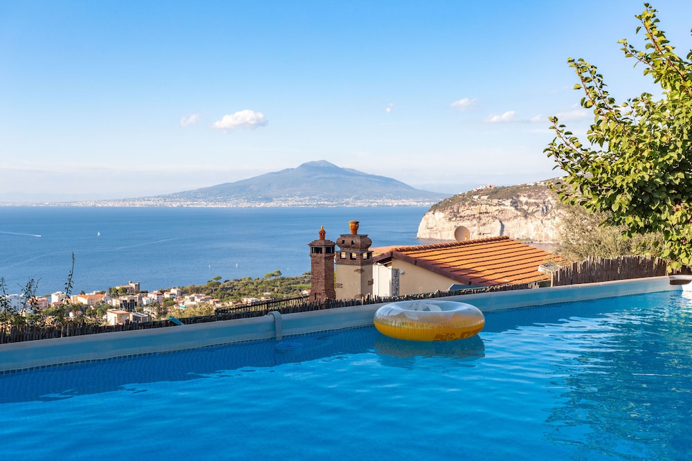 Luxury Villa with breathtaking Seaview, pool, BBQ