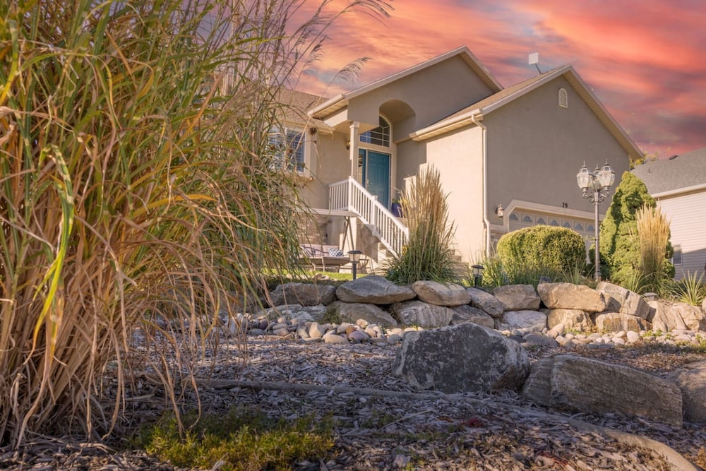 Farmington Gem 6BR Private Fenced Yard Sleeps 15