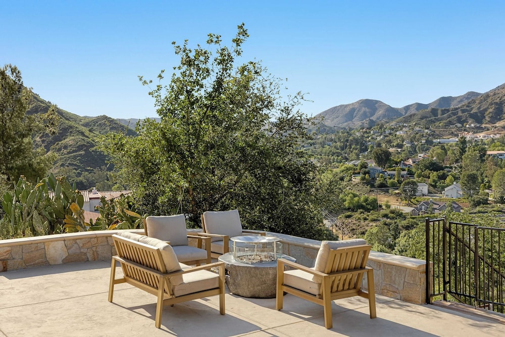 Designer Retreat w/ Pool, Firepits, Panoramic Views The Lake House at Malibu