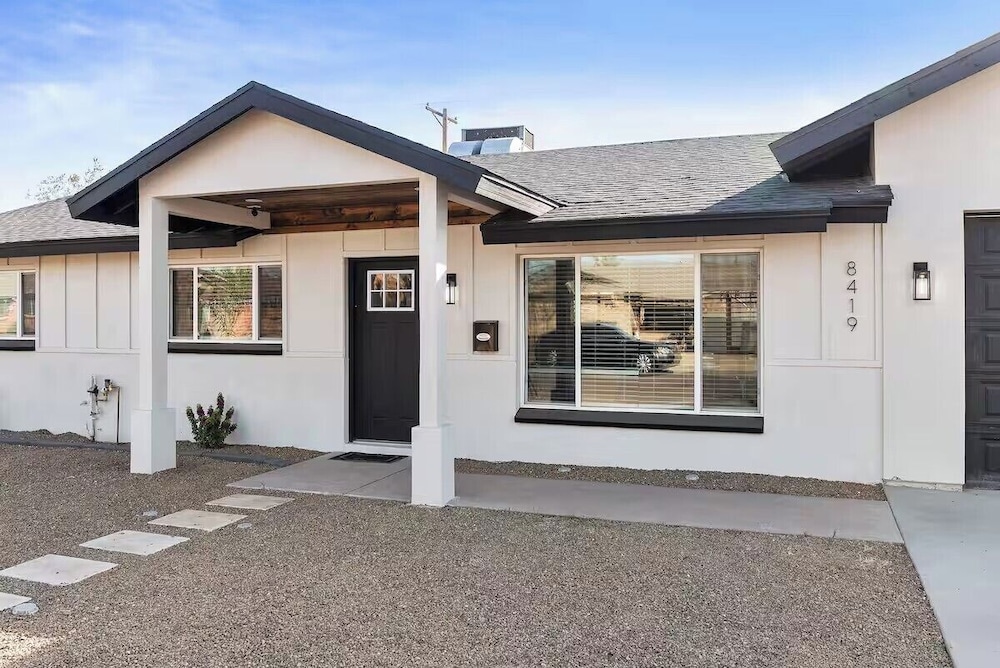 Desert Dream- Retreat with Heated Pool