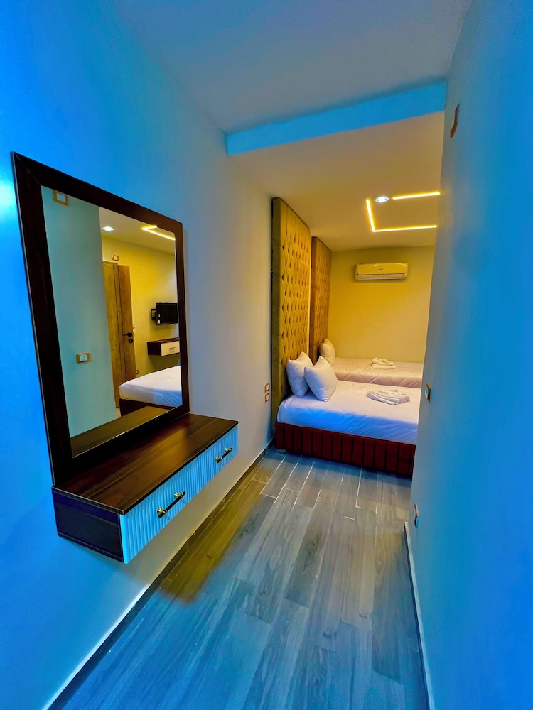 Amadeos pyramids inn