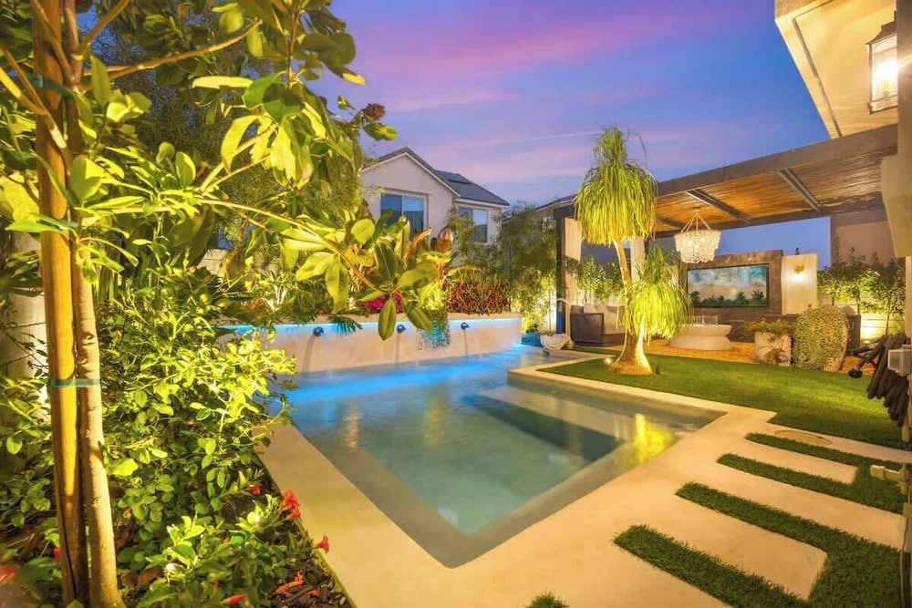@marbella Lane - Stylish Dream Home in RMV w/ Pool