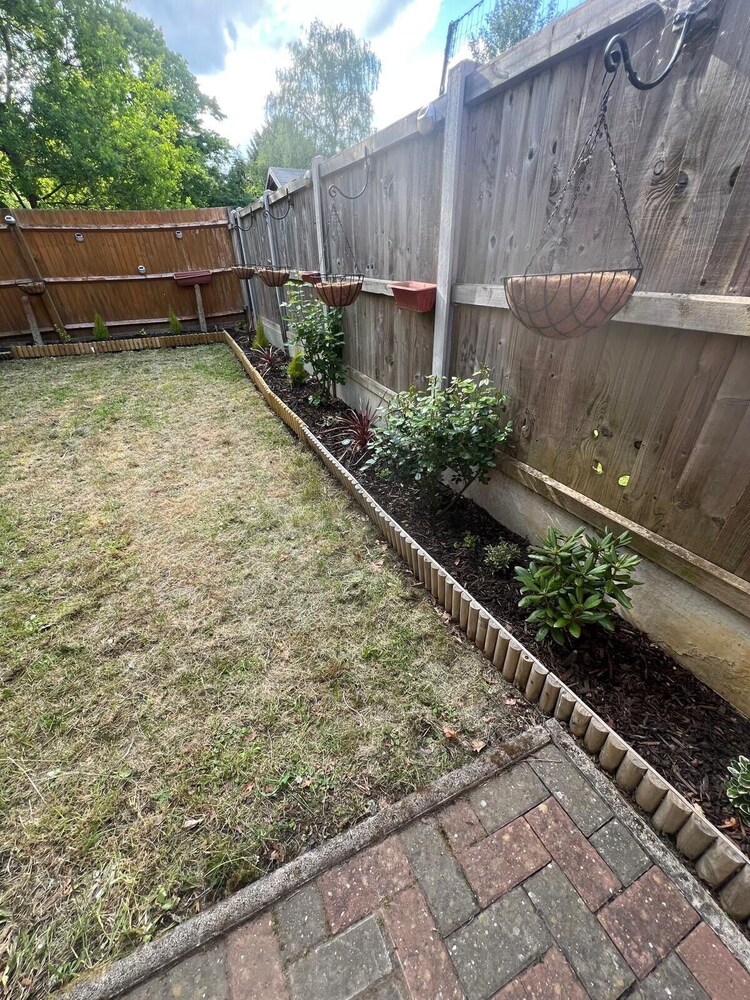 4-bed Barnwell Retreat- Sleeps10, Garden & Parking