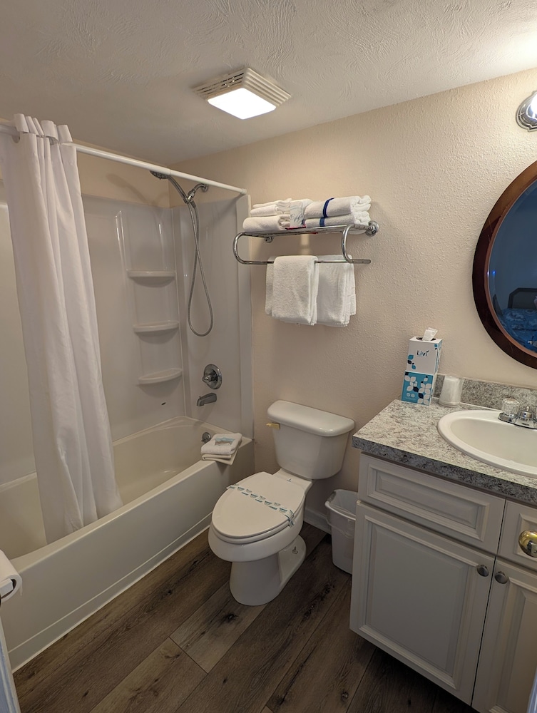 Daytona Beach Vacations - Traders Inn Beach Club - Property Image 7