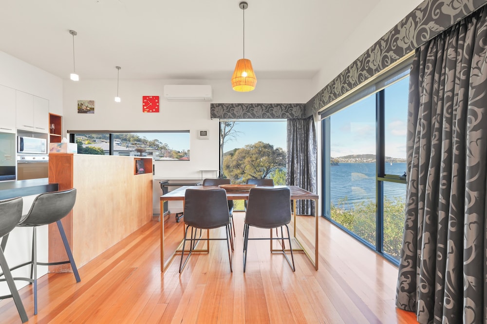 Waterfront Home - Gorgeous Views - 2 Bed