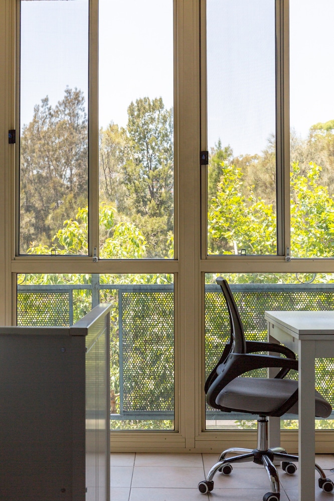 Green Views & Great Location: Inner-city 1-bed