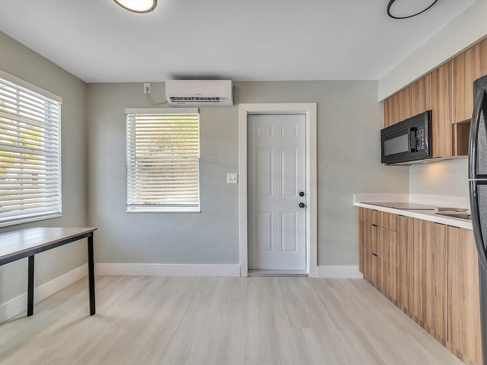 Cozy 1BR Seaside, Steps to Hollywood Beach & More