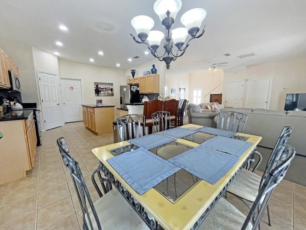 The White House 4 Bedroom Home