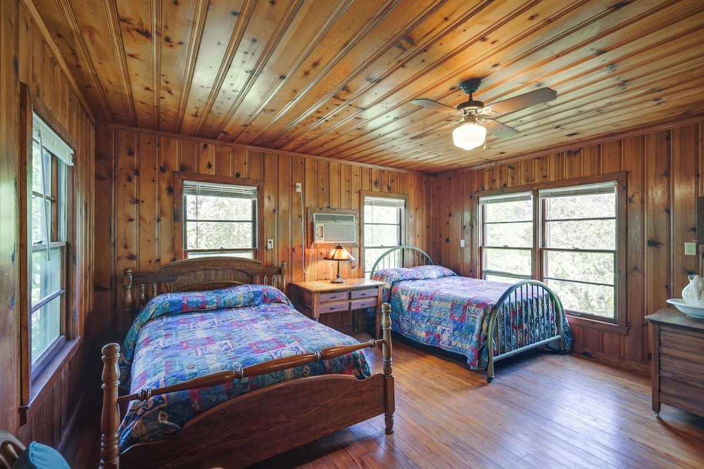 On-site Trails! Cozy Whitney Cottage 2 Mi to Lake