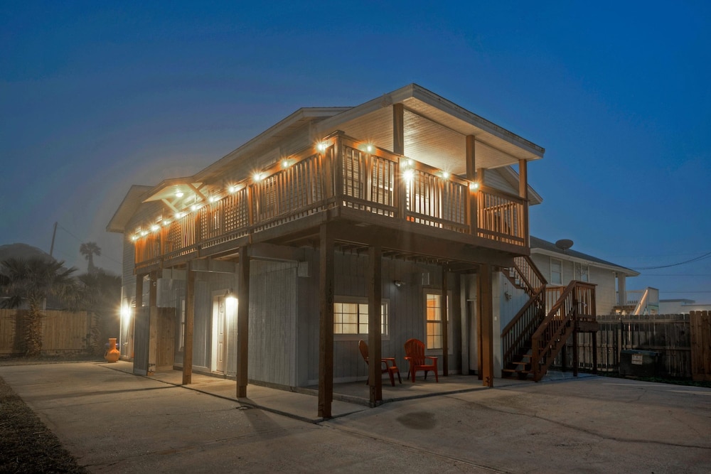 2-unit Home in Golf Cart Zone w Patio Balcony Salty Sunshine Multi-family Retreat
