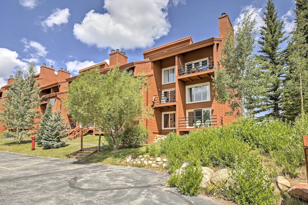 Silverthorne Condo: Patio, Mtn Views, Pool Access! view 3