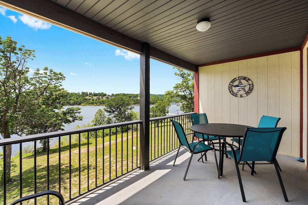 Sunset View at Anchors Point Lakefront Stay for 8 w/ Private Balcony
