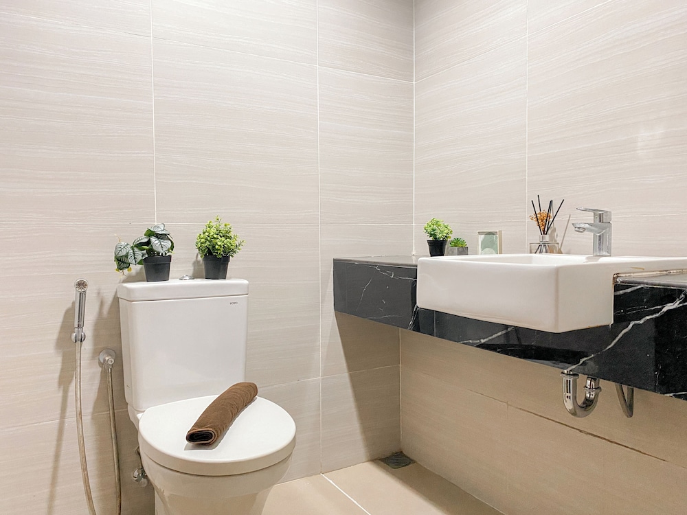 Warm Minimalist Studio Room At West Vista Apartment