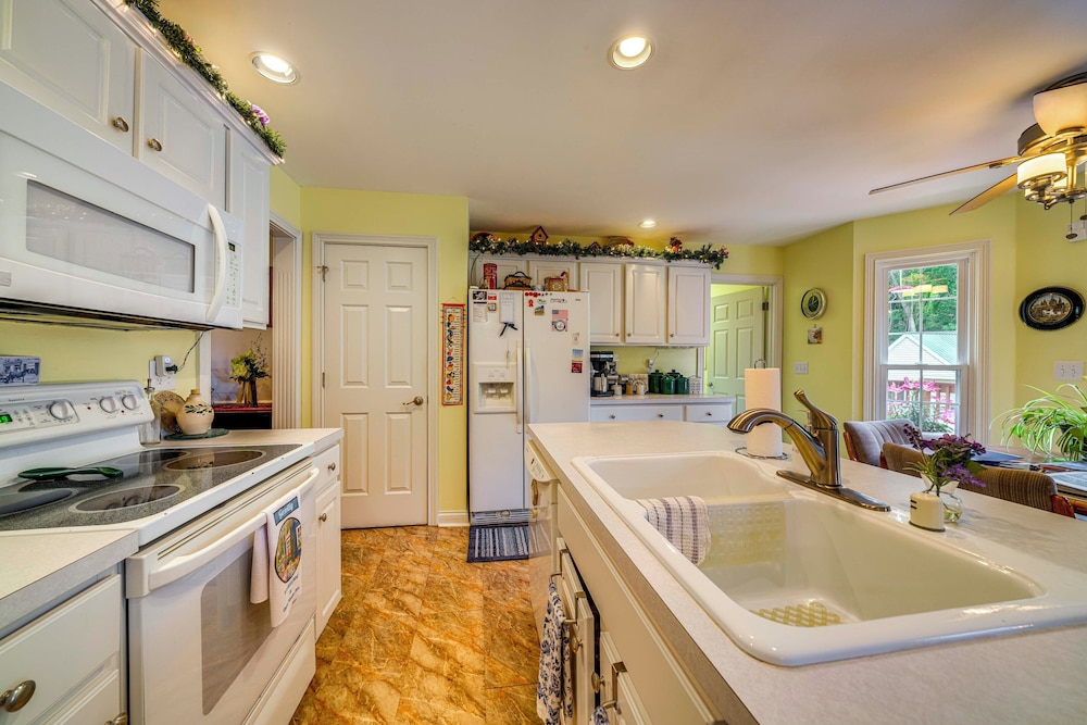 15 Mi to Louisville: Family Home w/ Private Yard!
